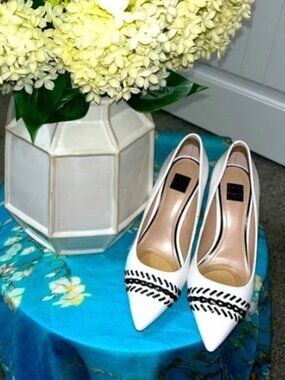 White House Black Market Olivia Whipstitch highheel pumps Like New